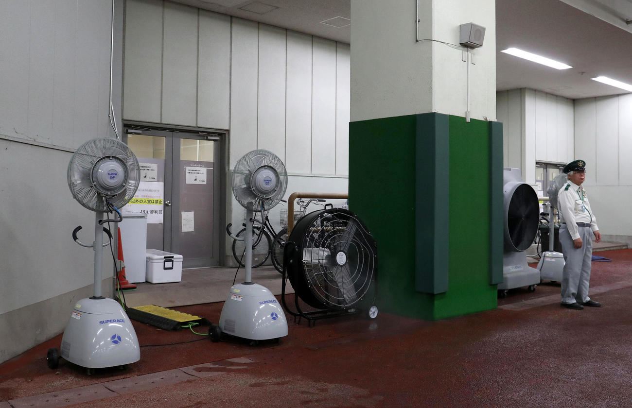 地下馬道に設置された大型扇風機（撮影・白石智彦）