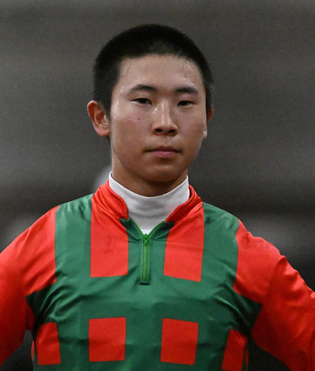 新潟2R、牝馬限定の2歳新馬戦をヒルデグリムで制した石神深道騎手（撮影・千葉一成）