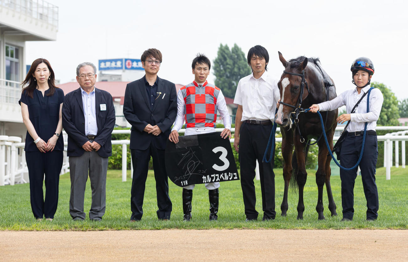 札幌11R、TVh賞を制したカルプスペルシュと口取りに並ぶ横山武騎手（撮影・村野早祐）