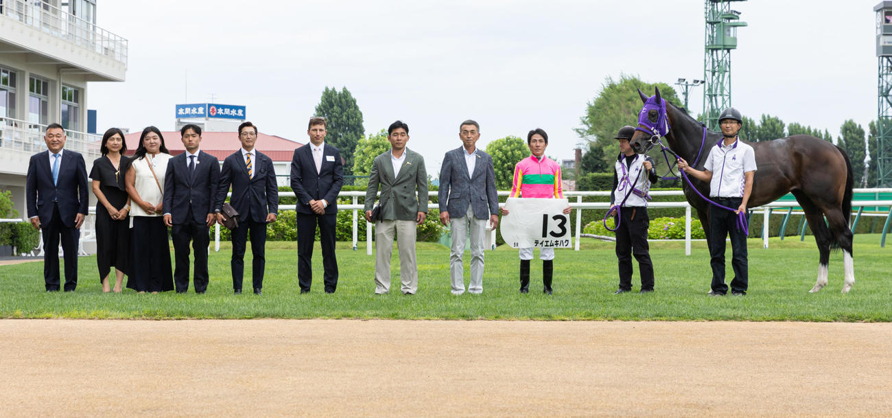 札幌5R、デビュー戦を制したテイエムキハクと口取りに並ぶ丹内騎手（撮影・村野早祐）