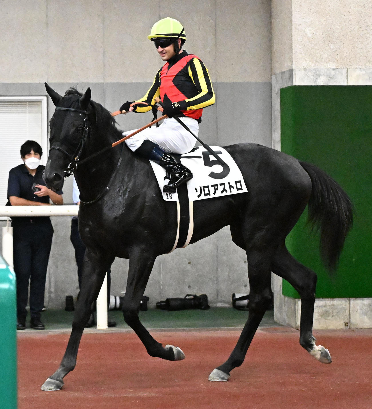 新潟2R、2歳未勝利戦を制したゾロアストロとルメール騎手（撮影・千葉一成）