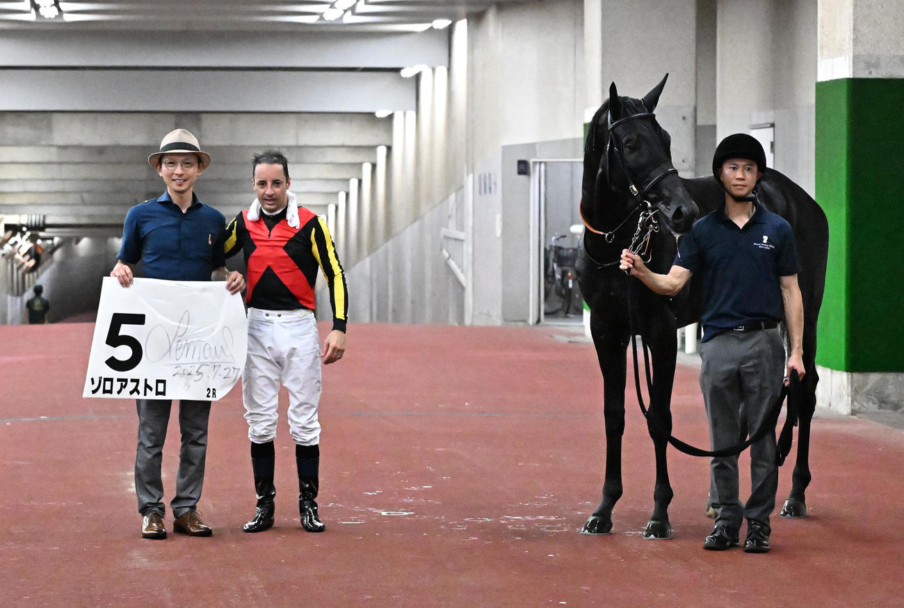 新潟2R、2歳未勝利戦を制したゾロアストロの口取りをするルメール騎手と宮田師（左）（撮影・千葉一成）