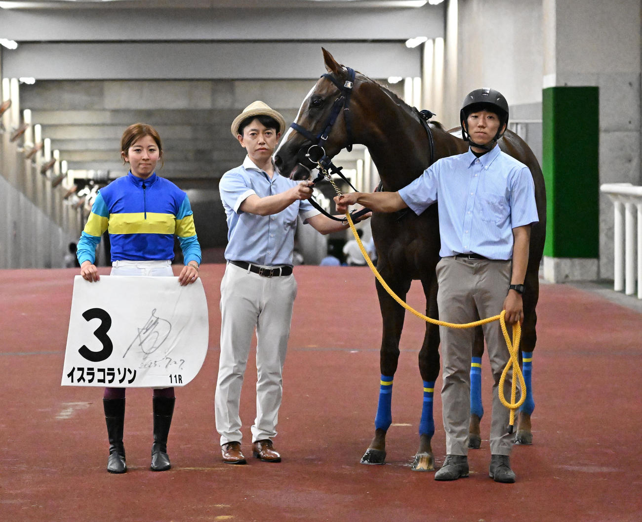 新潟11R、3歳未勝利戦を制したイスラコラソンの口取りをする今村騎手と大和田師（中央）（撮影・千葉一成）