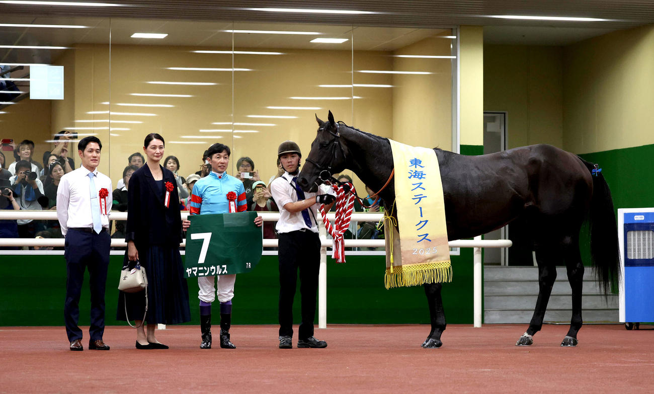 ヤマニンウルスで東海Sを快勝し屋内での口取りに臨む武豊騎手（右から2人目）（撮影・白石智彦）