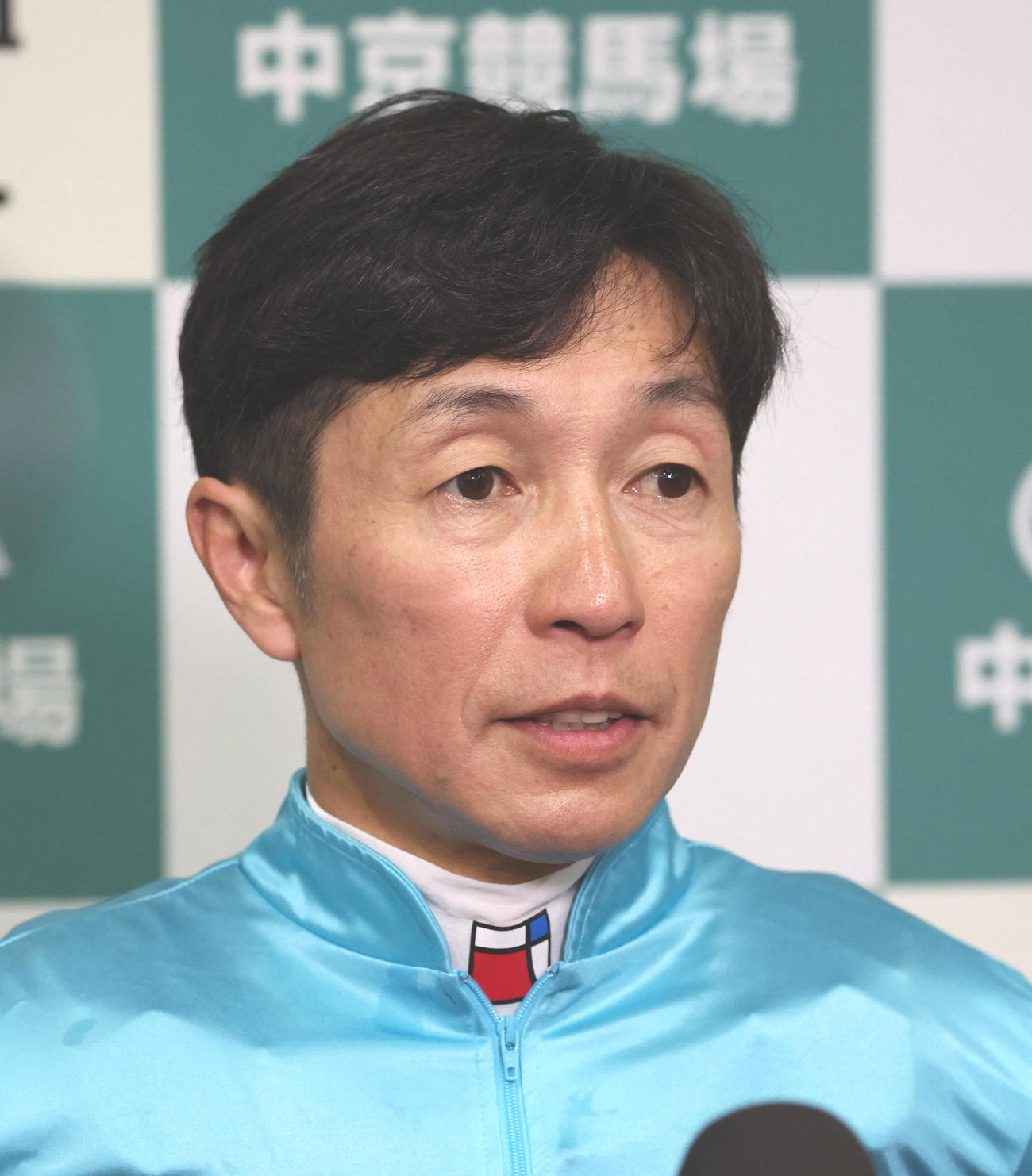 ヤマニンウルスで東海Sを制して共同インタビューに答える武豊騎手（撮影・白石智彦）