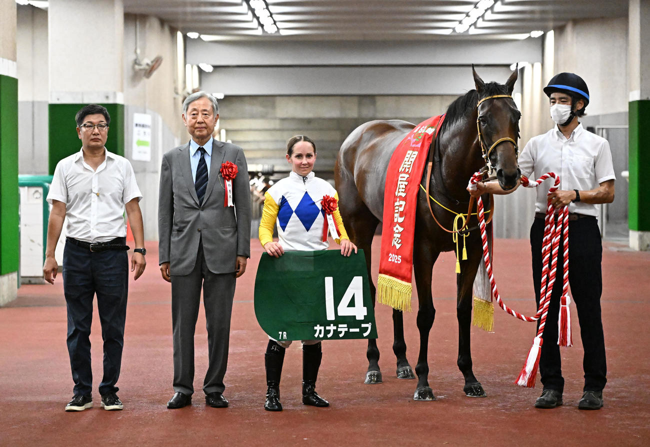 関屋記念を制したカナテープと屋内で口取りをするキング騎手、堀師（左端）（撮影・千葉一成）