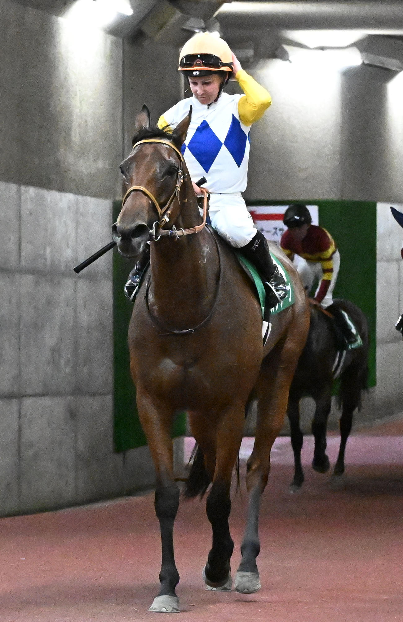 関屋記念で勝利を挙げたが、カナテープの鞍上で顔をしかめるキング騎手（撮影・千葉一成）