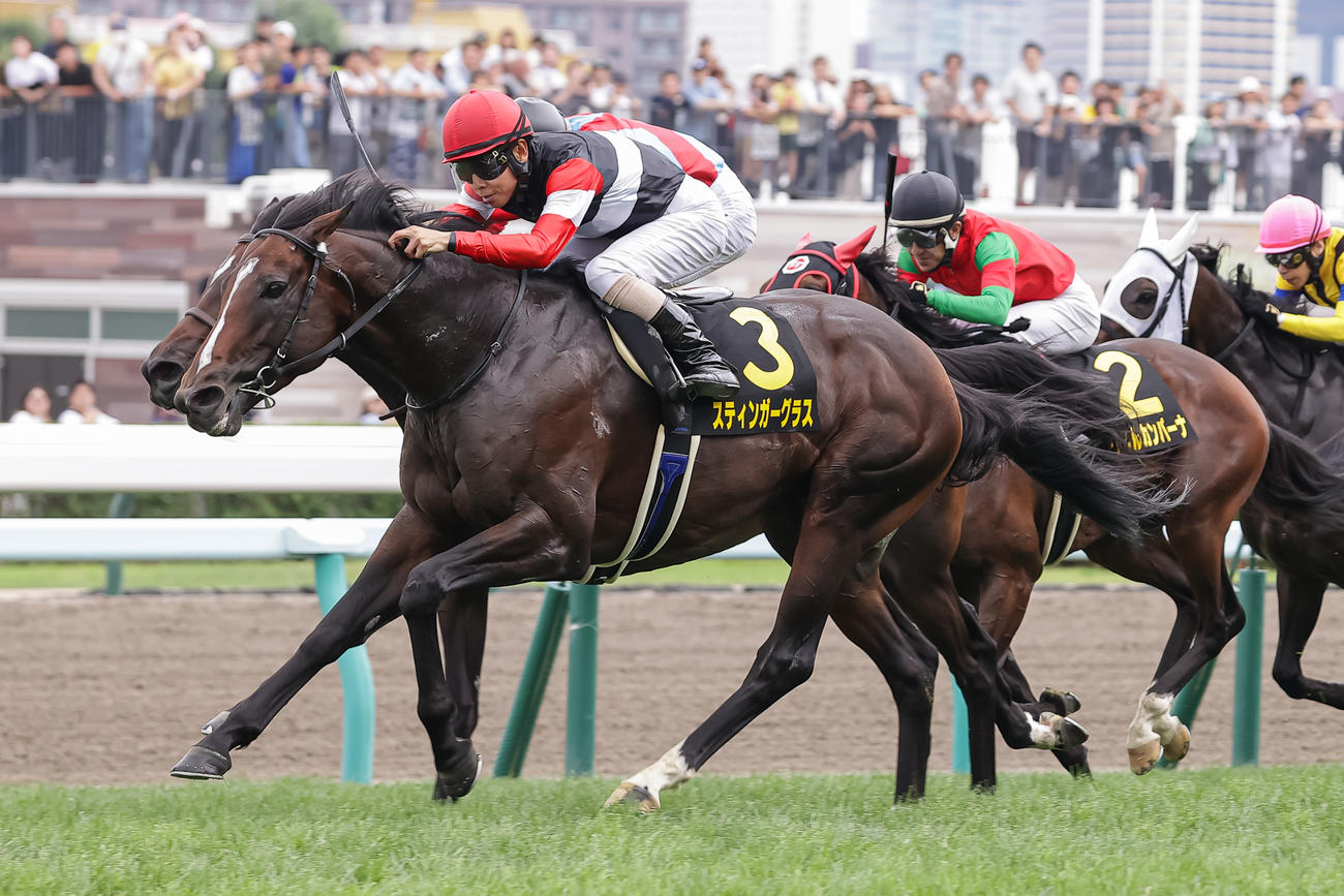 札幌11R、札幌日経賞を制したスティンガーグラスと北村友騎手（撮影・村野早祐）
