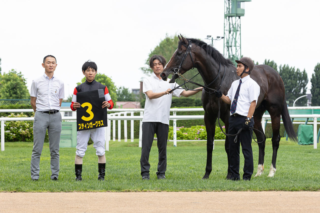札幌11R、札幌日経賞を制したスティンガーグラスと北村友騎手（撮影・村野早祐）