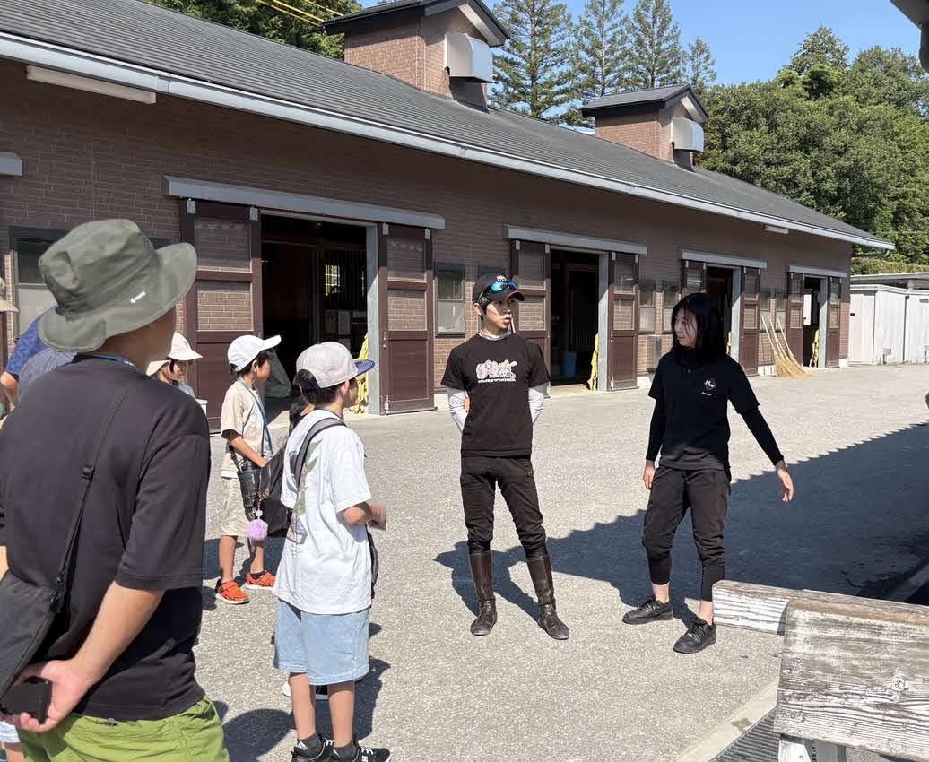 馬の手入れの仕方を説明する小崎騎手と河原田菜々騎手