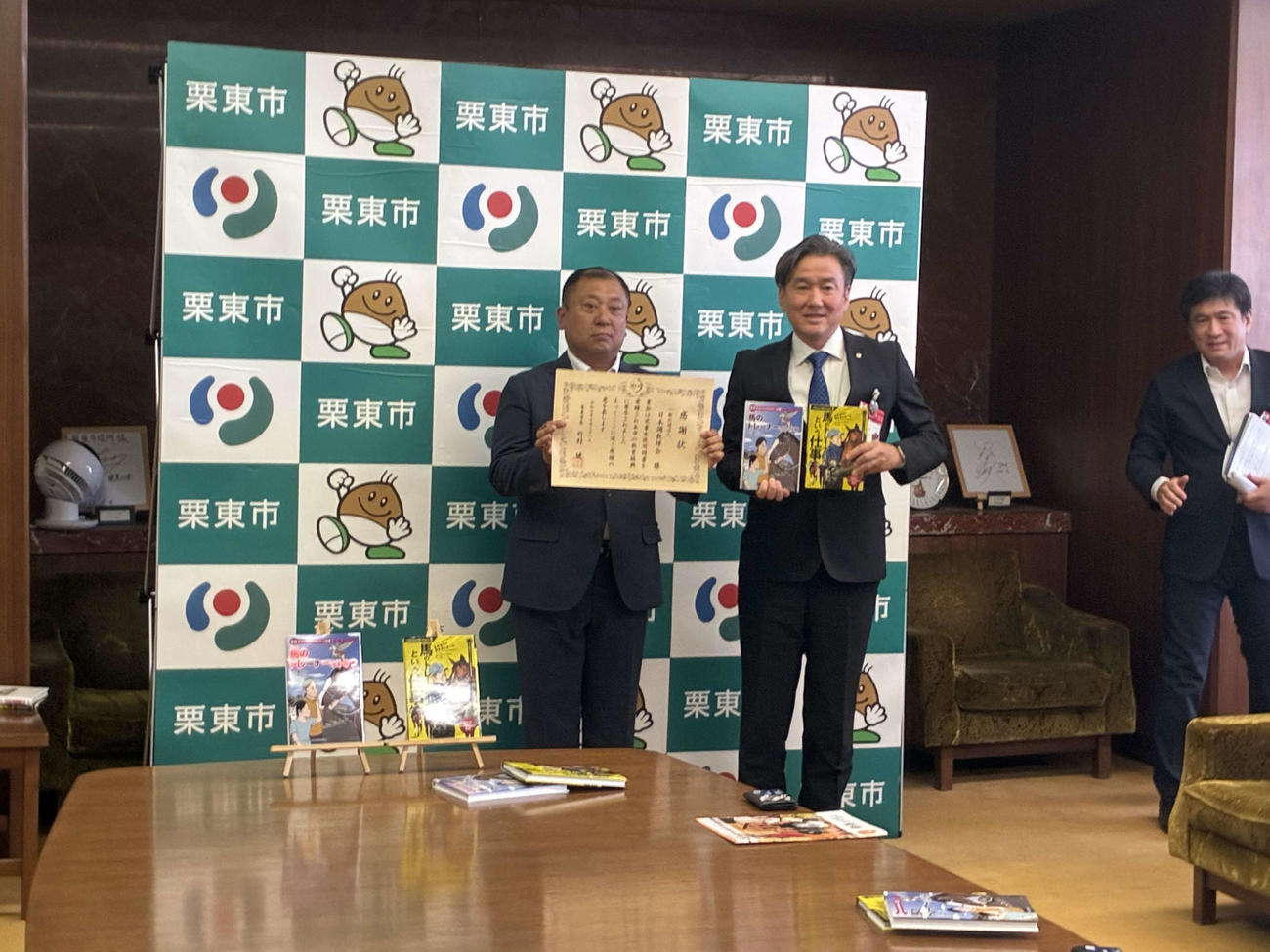 高橋義忠師（左）と竹村健栗東市長（撮影・明神理浩）