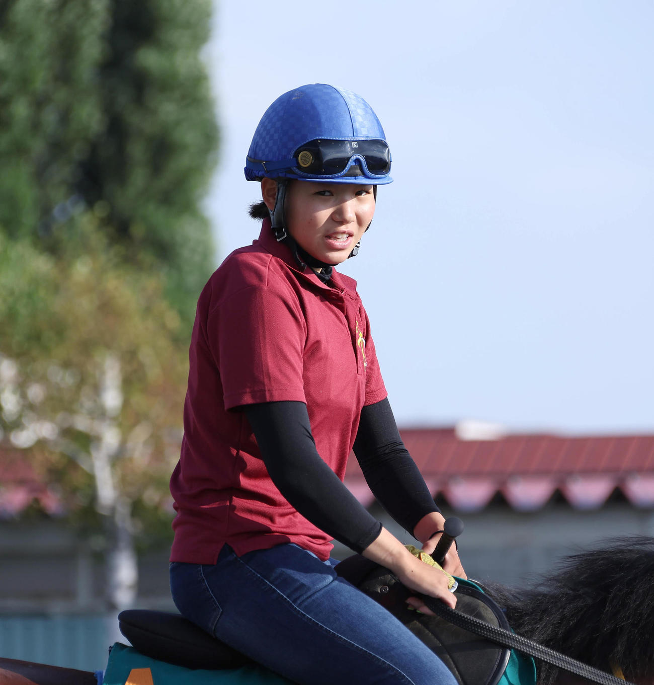 札幌競馬場で調教騎乗に励む小林美駒騎手