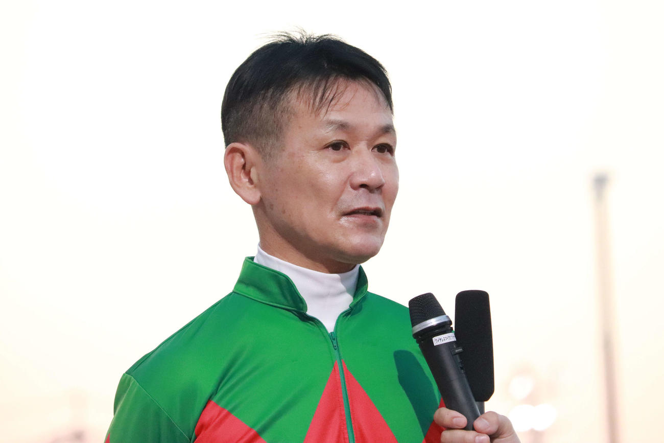 引退セレモニーでファンに向けてメッセージを送る田中学騎手