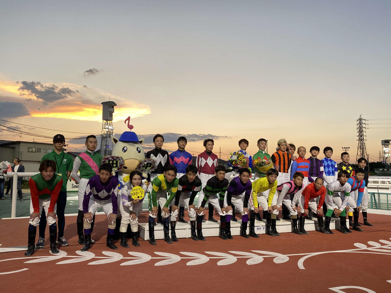 引退セレモニーで騎手仲間と写真を撮る田中学騎手（後列右から8人目）