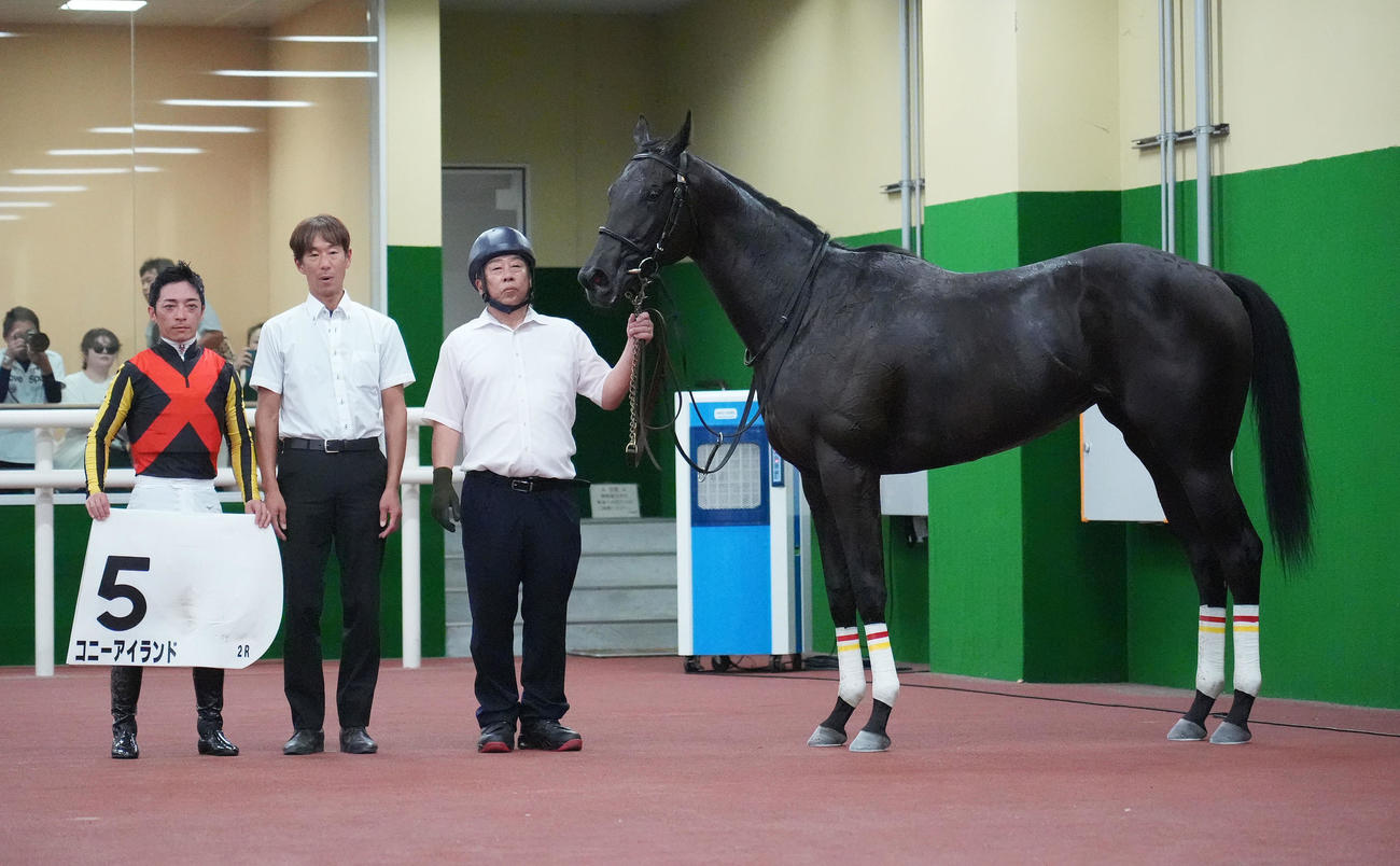 中京2R、2歳新馬戦を制し口取りを行うコニーアイランドと川田騎手ら関係者（撮影・森本幸一）