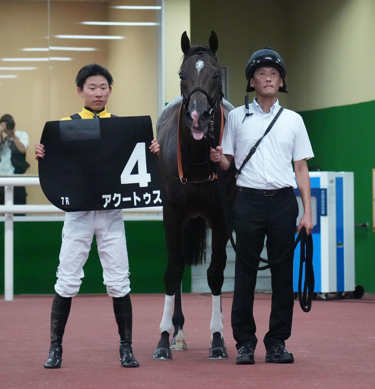 豊明ステークスを制したアクートゥスと高杉騎手（左）（撮影・森本幸一）