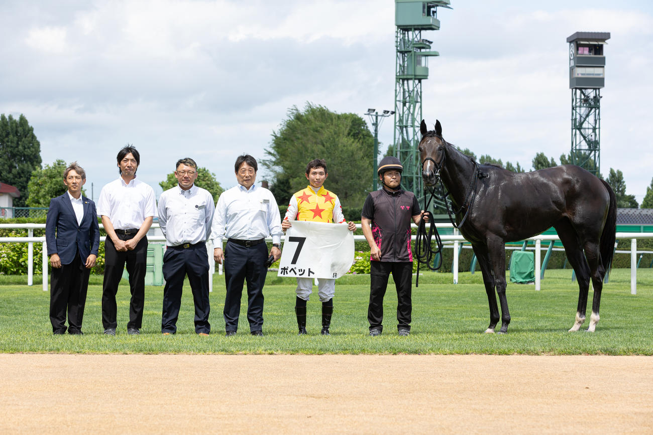 札幌5R、デビュー戦を勝ち上がったポペットと口取りする橋木騎手（撮影・村野早祐）