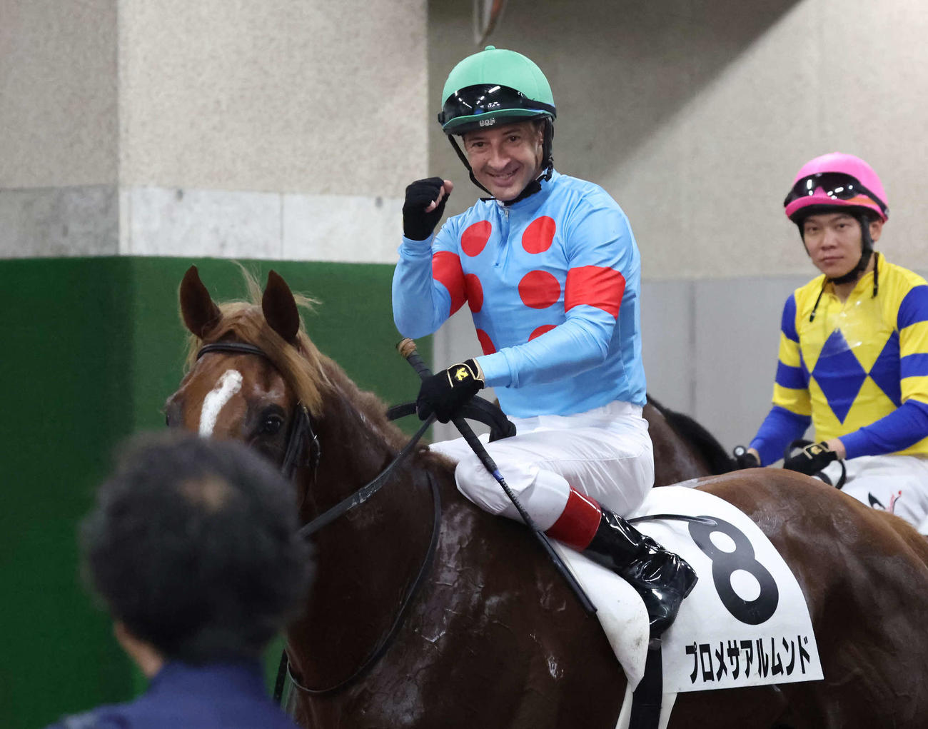 新潟4R、2歳新馬戦でプロメサアルムンドに勝利をもたらしてガッツポーズを決めるルメール騎手（撮影・丹羽敏通）