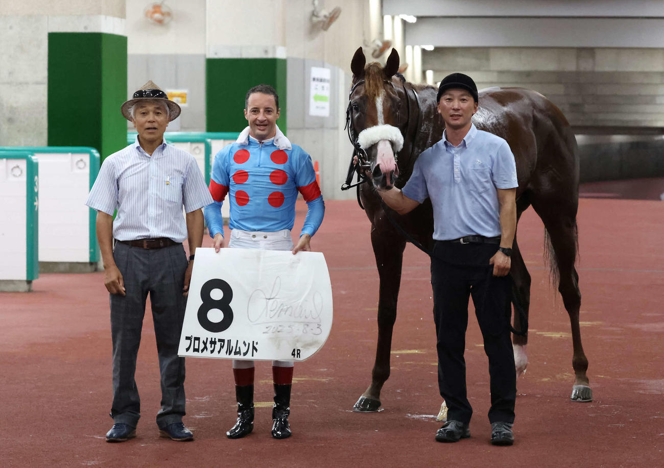 新潟4R、2歳新馬戦を制したプロメサアルムンドの口取りをする国枝師とルメール騎手（撮影・丹羽敏通）