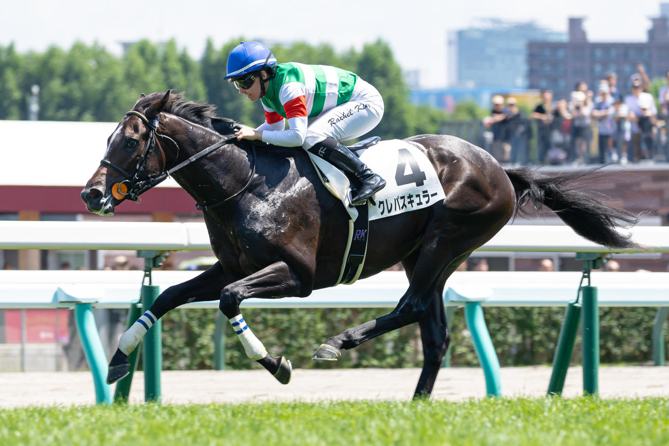 札幌5R、デビュー戦をレコードタイムで制したクレパスキュラーとR・キング騎手（撮影・村野早祐）