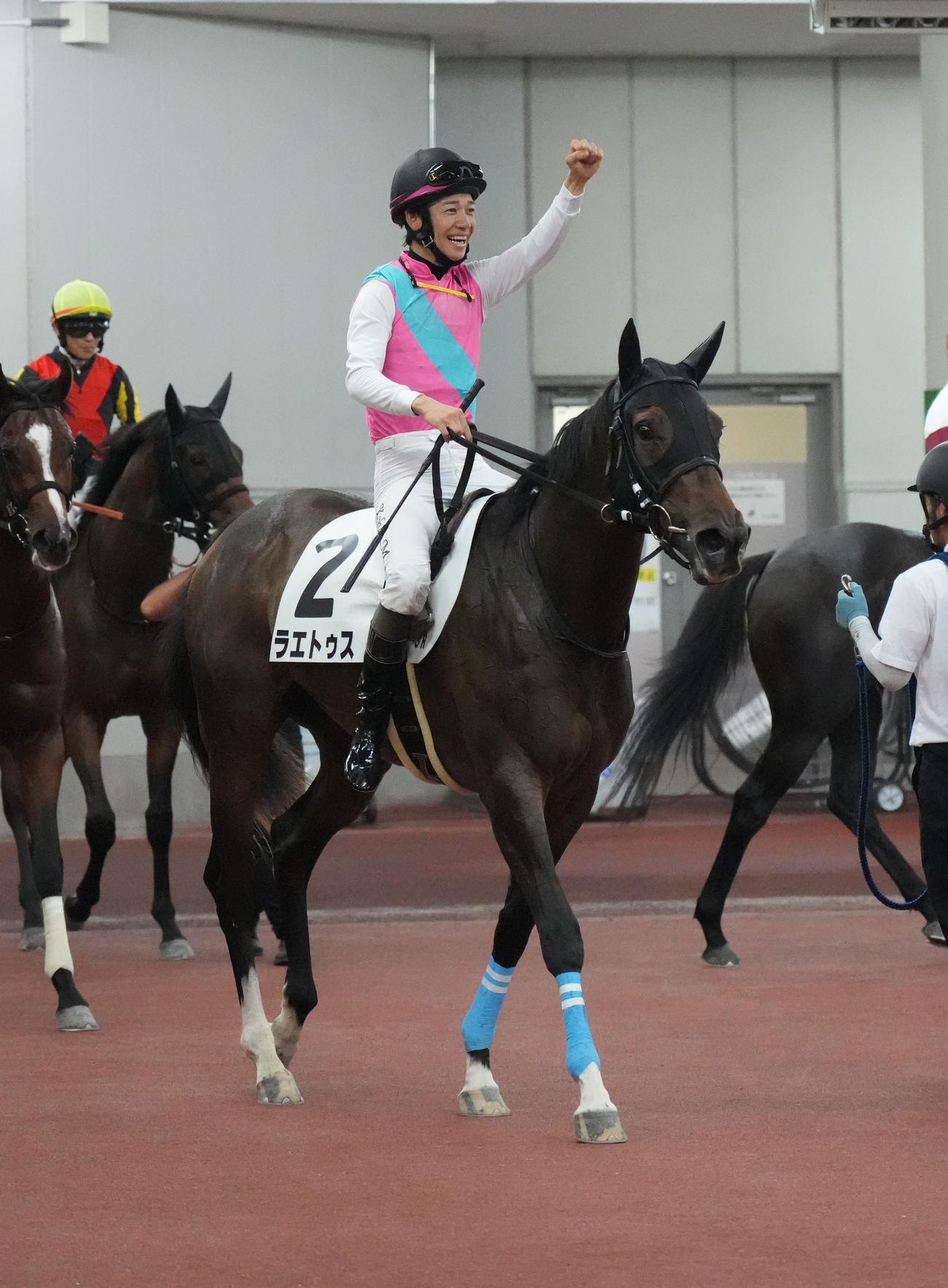 中京3R新馬戦を制したラエトゥスとガッツポーズする松山騎手