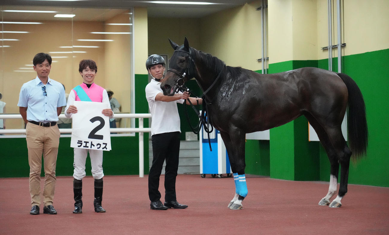 中京3R新馬戦を制し口取りするラエトゥスと松山騎手（左から2人目）と関係者