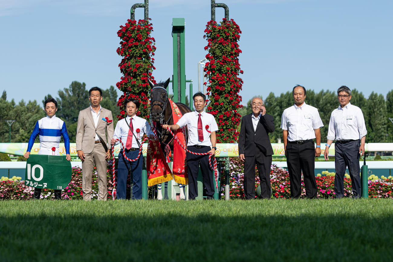 クイーンSを制し口取りするアルジーヌと川田騎手（左端）（撮影・村野早祐）