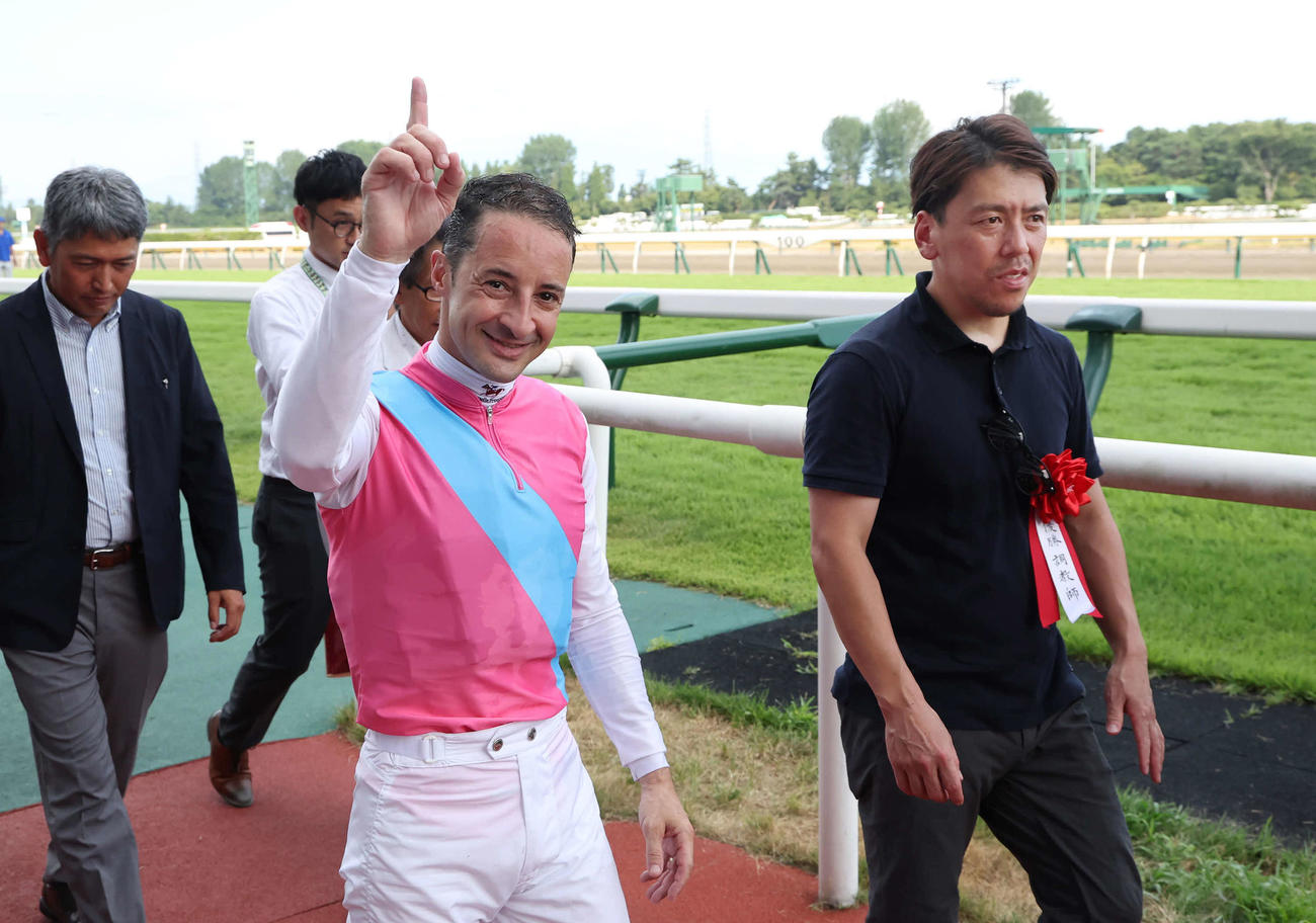 アイビスSDをピューロマジックで制したルメール騎手（左）と安田翔師（撮影・丹羽敏通）