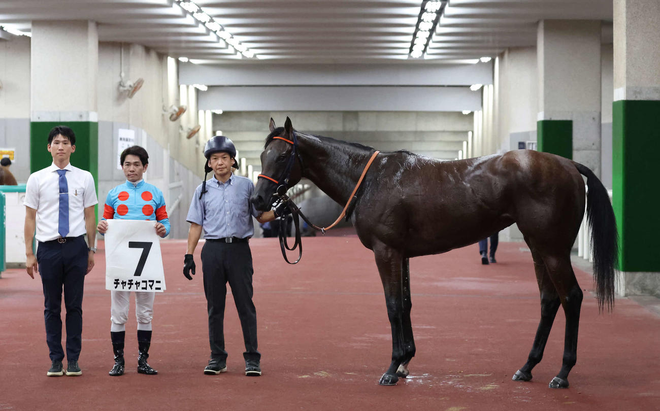 新潟2R、2歳新馬戦を制したチャチャコマニの口取りをする佐藤悠師と戸崎騎手（撮影・丹羽敏通）