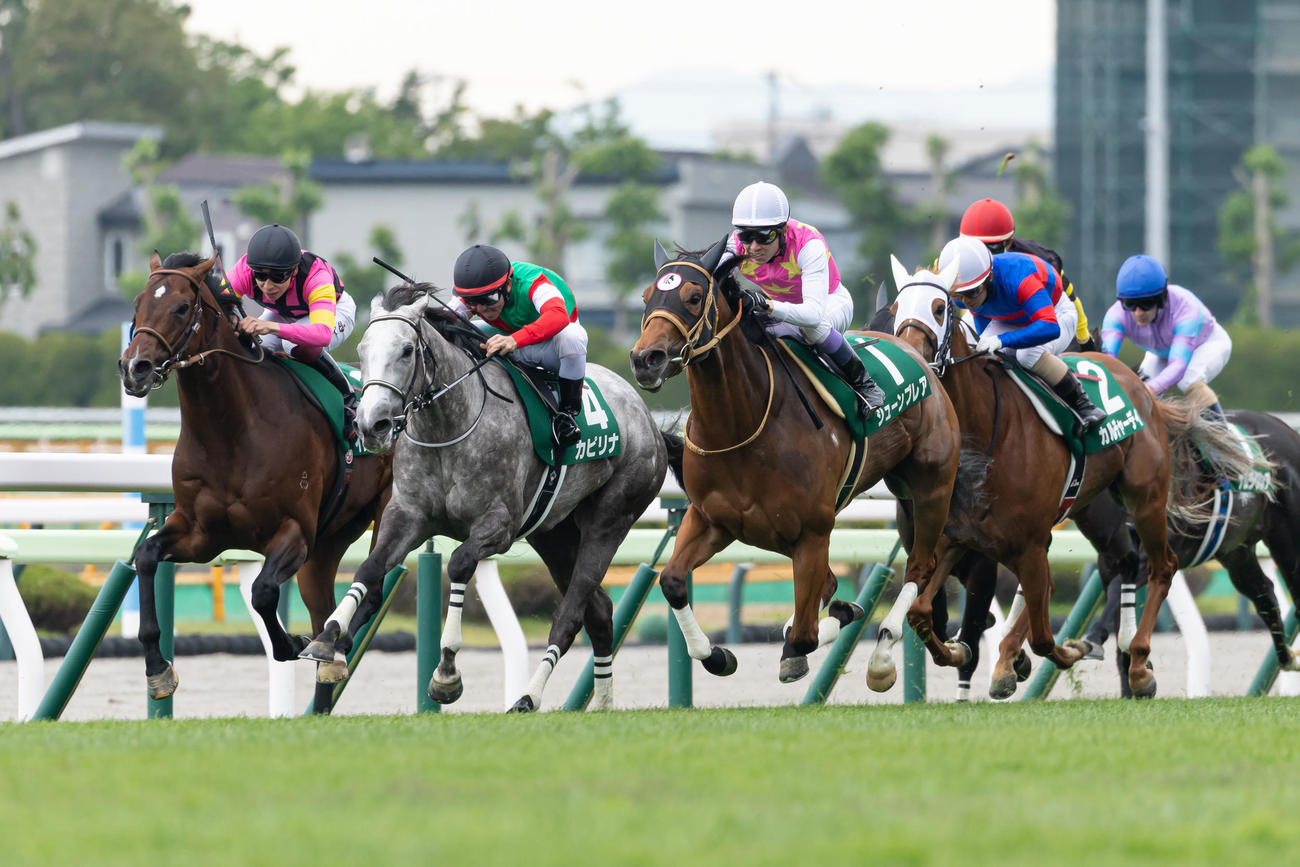 6月、函館スプリントステークスのインビンシブルパパ（左端）
