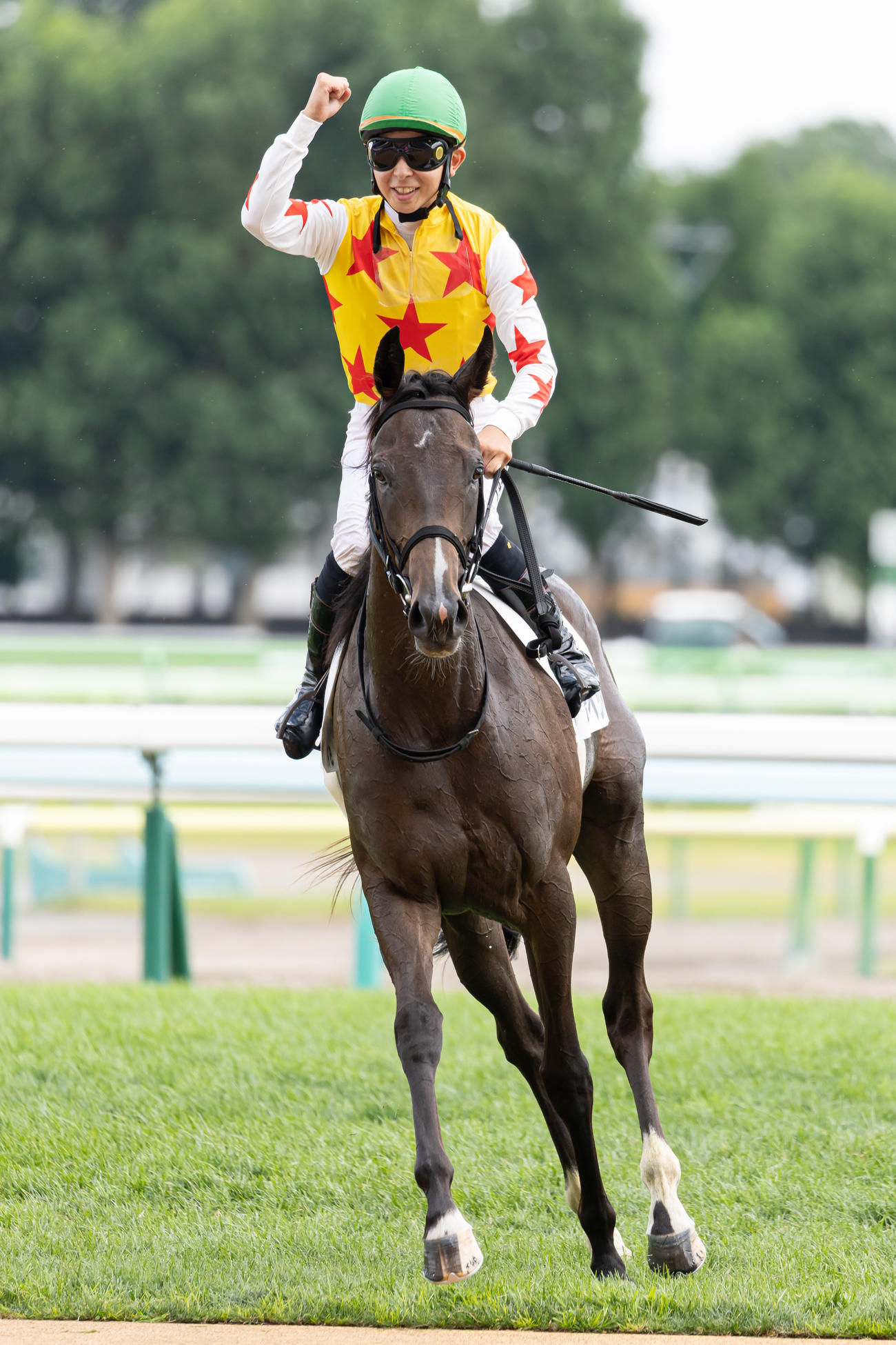 デビュー戦を勝ち上がったポペットと橋木騎手（2025年8月2日撮影）