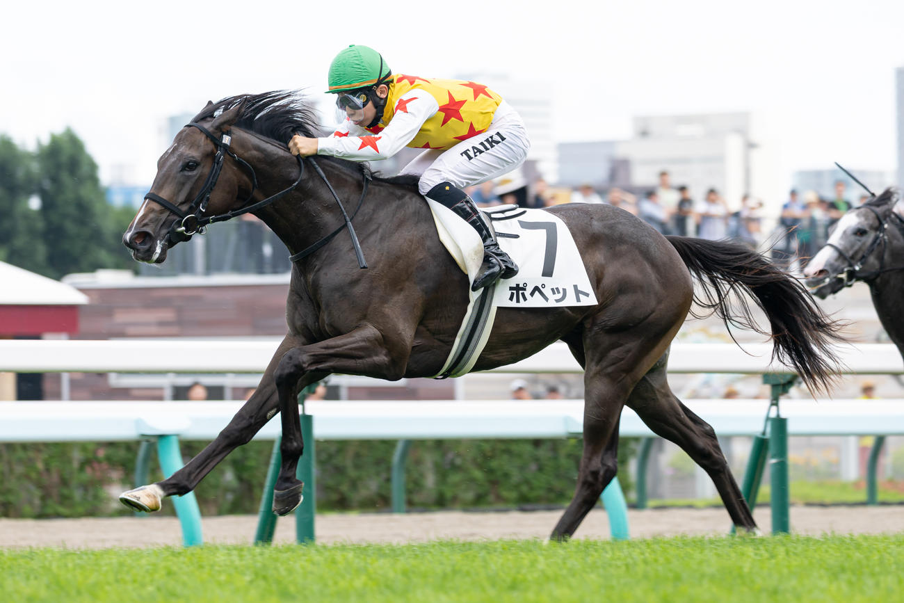 デビュー戦を勝ち上がったポペットと橋木騎手（2025年8月2日撮影）
