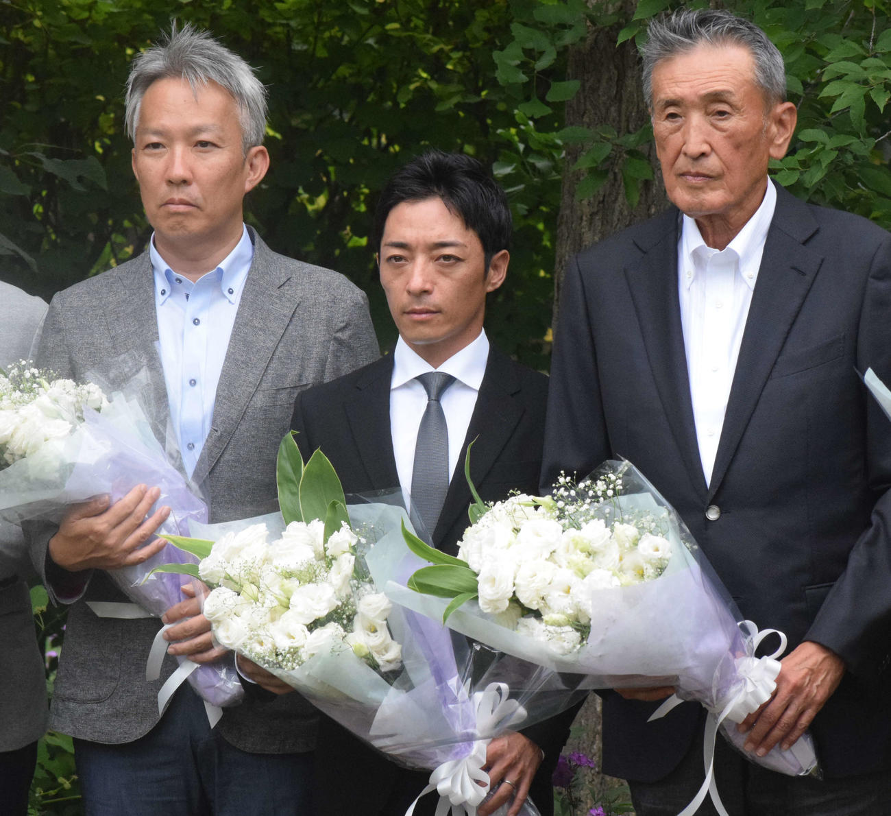 リバティアイランドの墓碑記念セレモニーに参列した、左から東京農工大学・永岡教授、川田騎手、吉田勝己氏