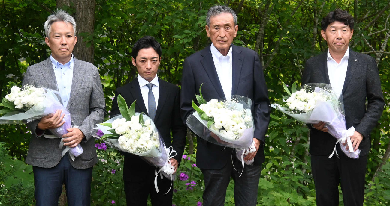 墓碑設置記念セレモニーに参列した、左から東京農工大学・永岡教授、川田騎手、吉田勝己氏、吉田俊介氏