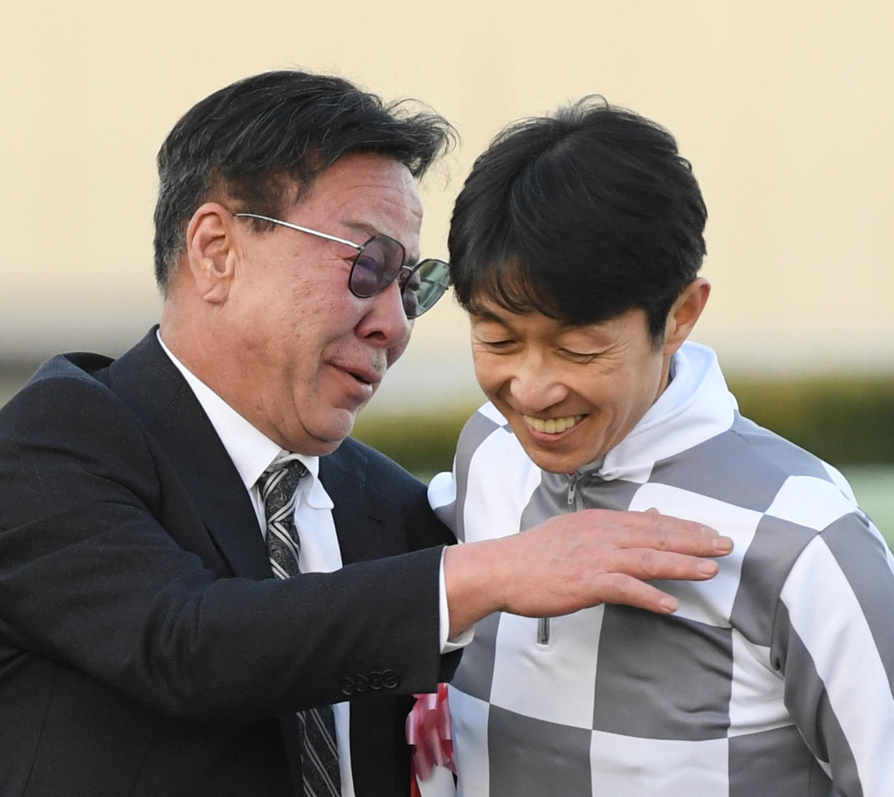 キーファーズの松島正昭代表（左）と武豊騎手（2023年12月撮影）