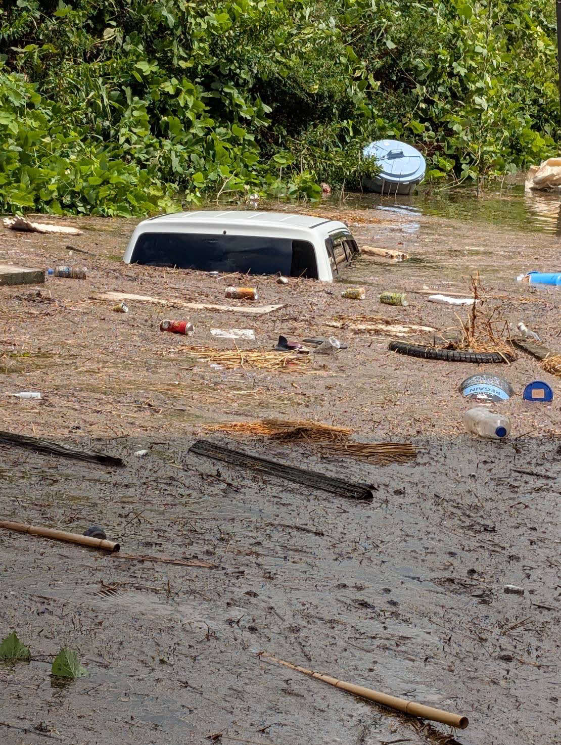 記録的豪雨の影響で雨水が浸水する金沢競馬場の厩舎地区（佐藤茂師提供）