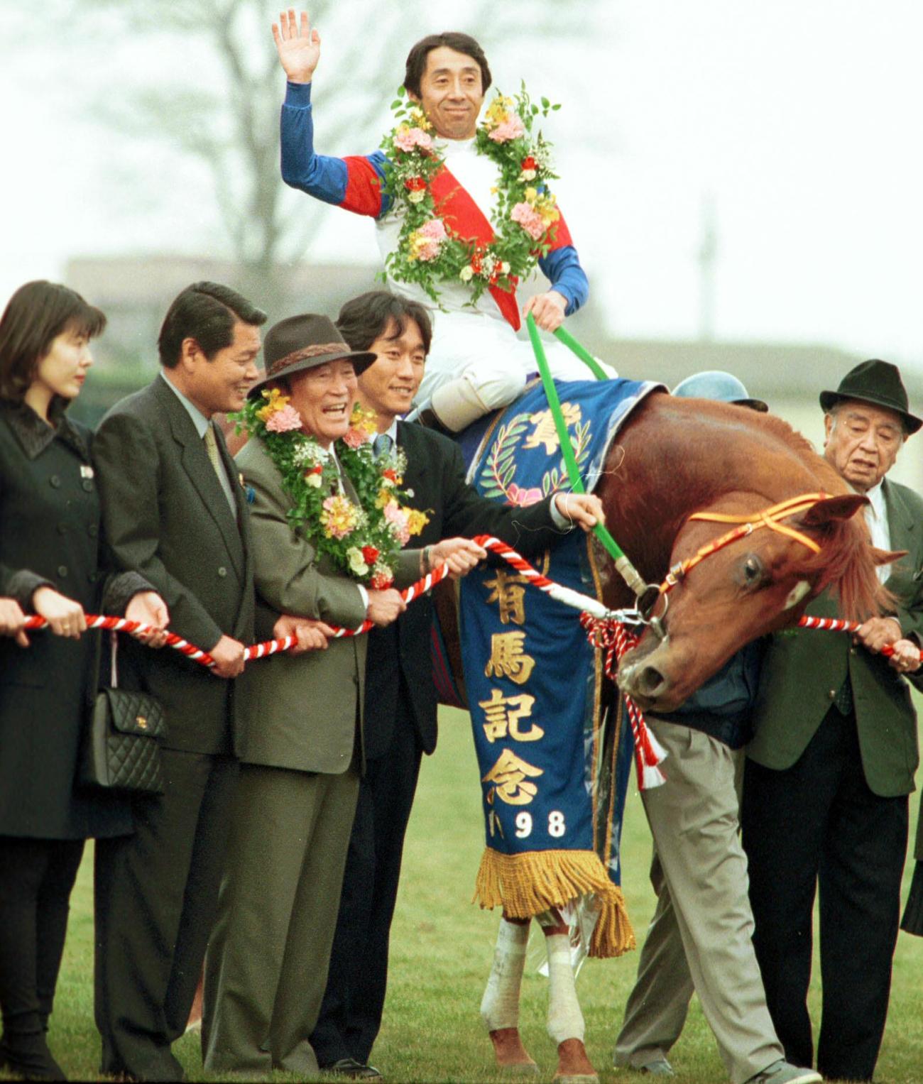 98年有馬記念を制したグラスワンダーと的場均騎手