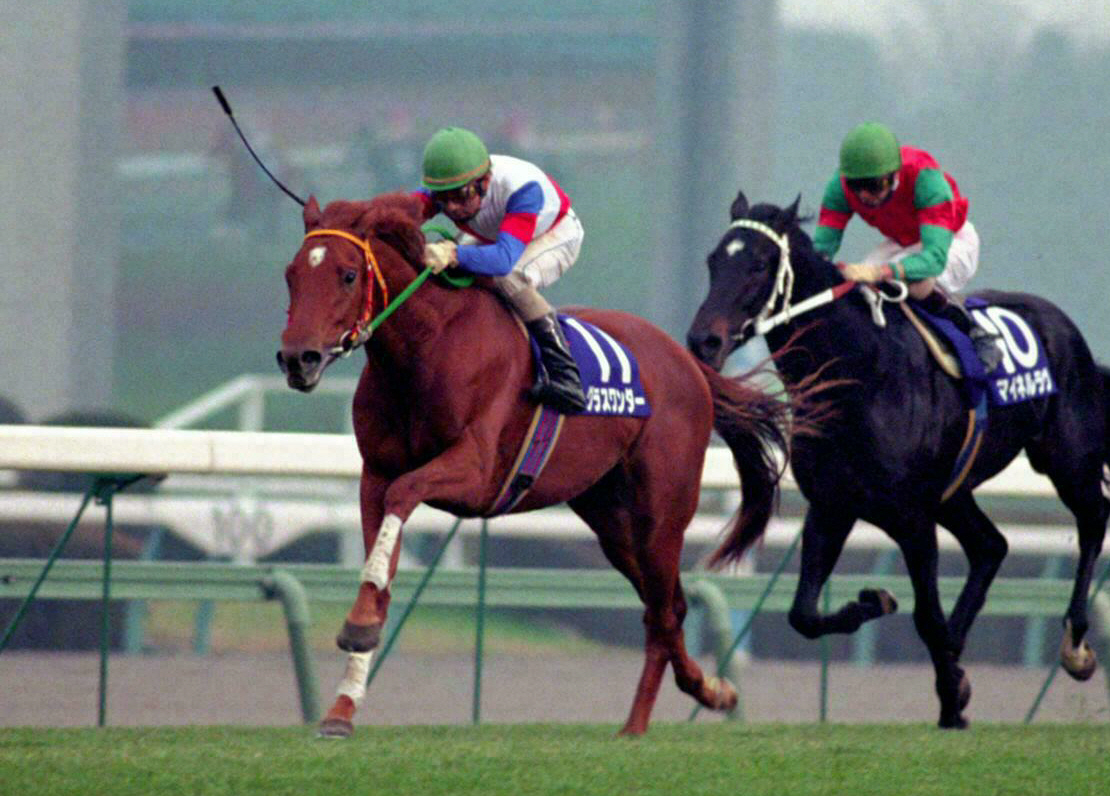 97年の朝日杯3歳Sを制したグラスワンダーと的場均騎手