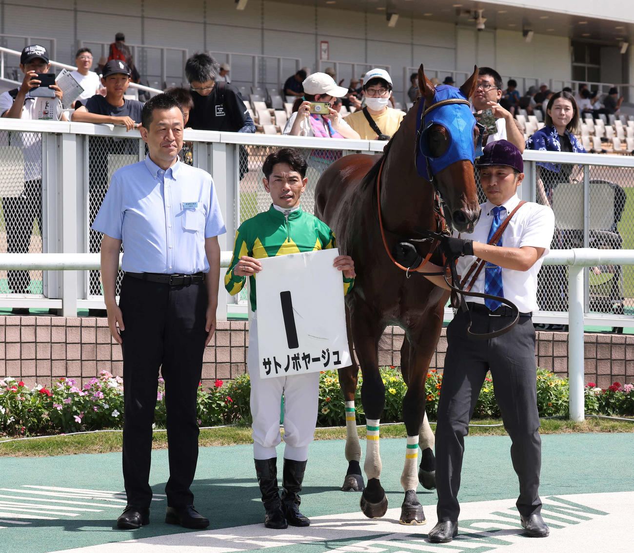 新潟1R、2歳未勝利戦を制したサトノボヤージュの口取りをする戸崎騎手（撮影・丹羽敏通）