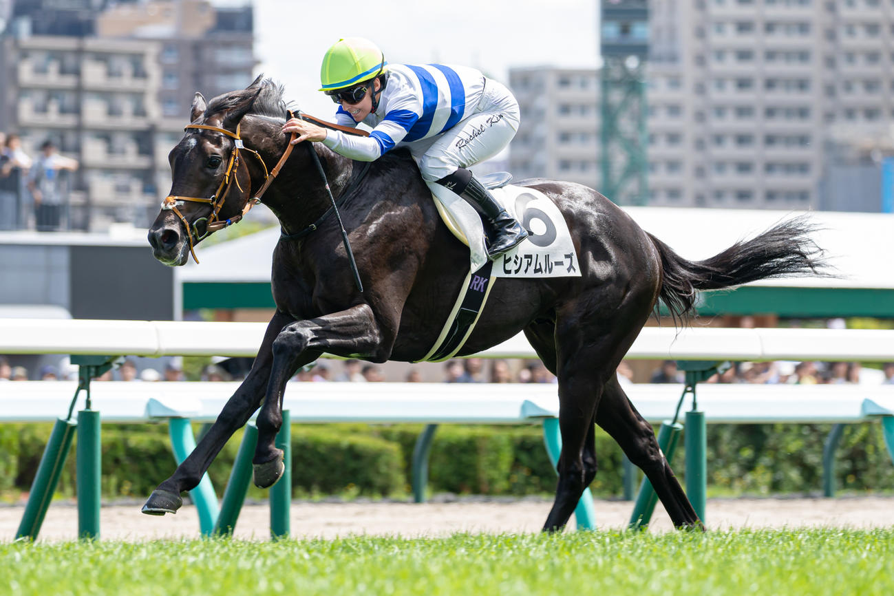 札幌5R、デビュー戦を制したヒシアムルーズとR・キング騎手（撮影・村野早祐）