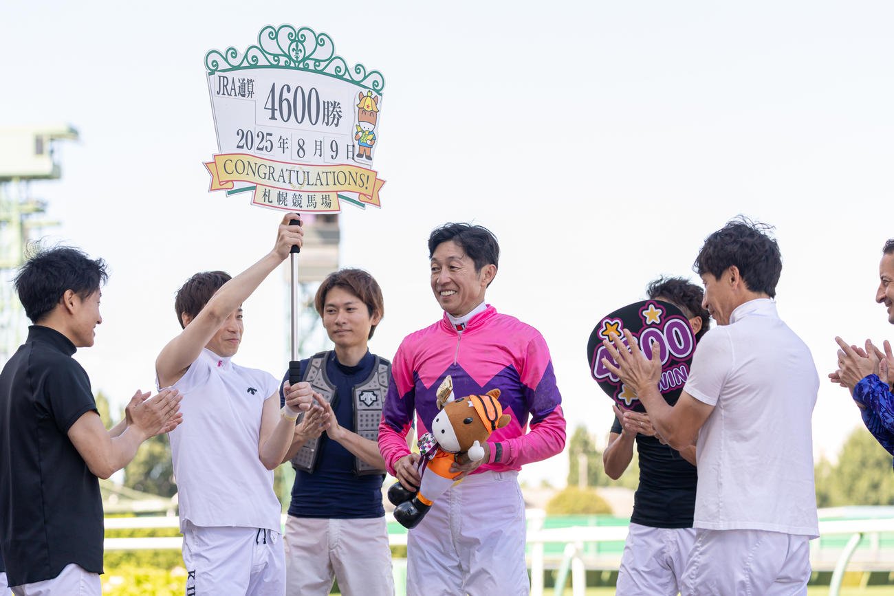 騎手仲間達から称えられる武豊騎手（撮影・村野早祐）