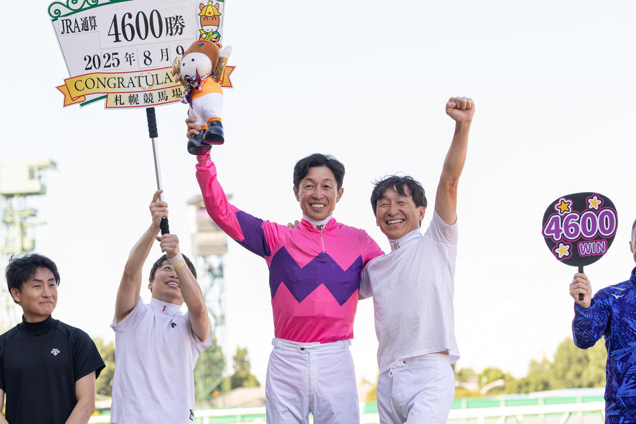 JRA通算4600勝を達成し喜ぶ武豊騎手（撮影・村野早祐）