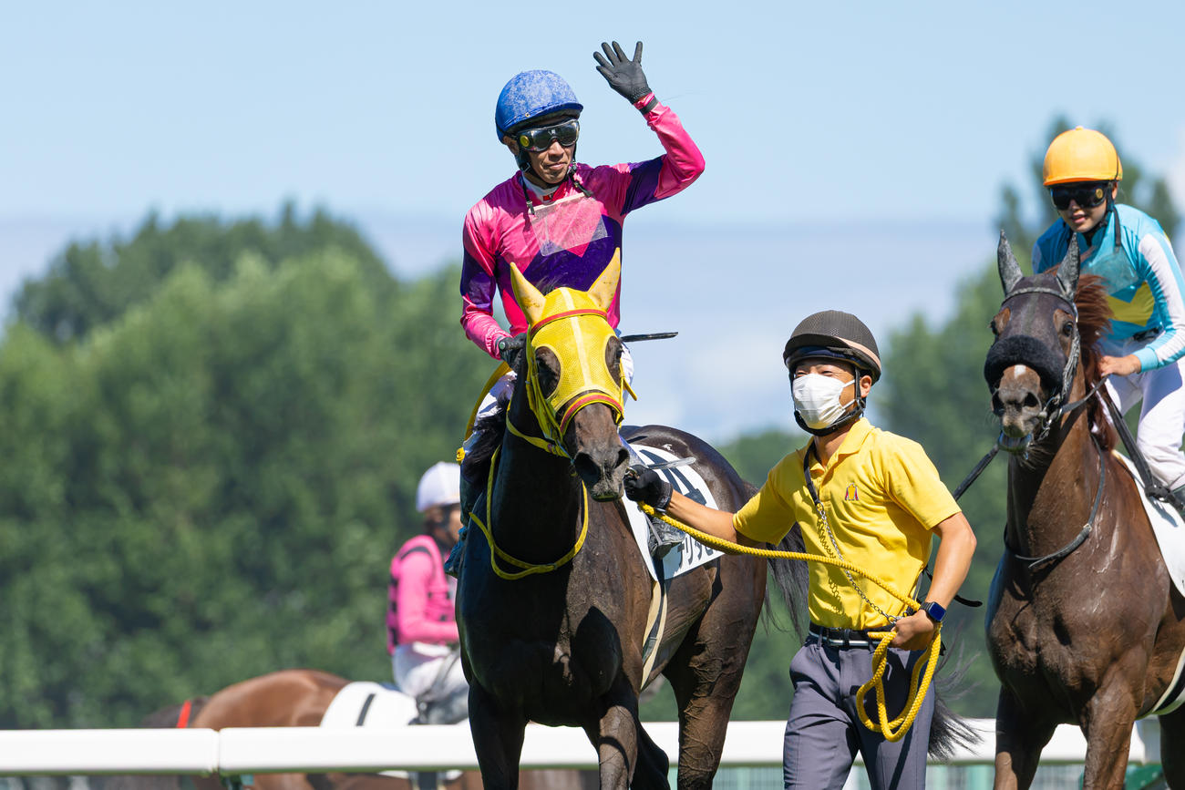 ファンの声援に手を挙げ応える武豊騎手（撮影・村野早祐）
