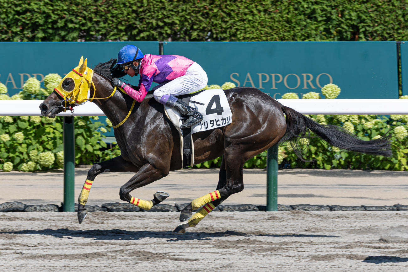 札幌8Rをナリタヒカリで制しJRA通算4600勝を達成した武豊騎手（撮影・村野早祐）