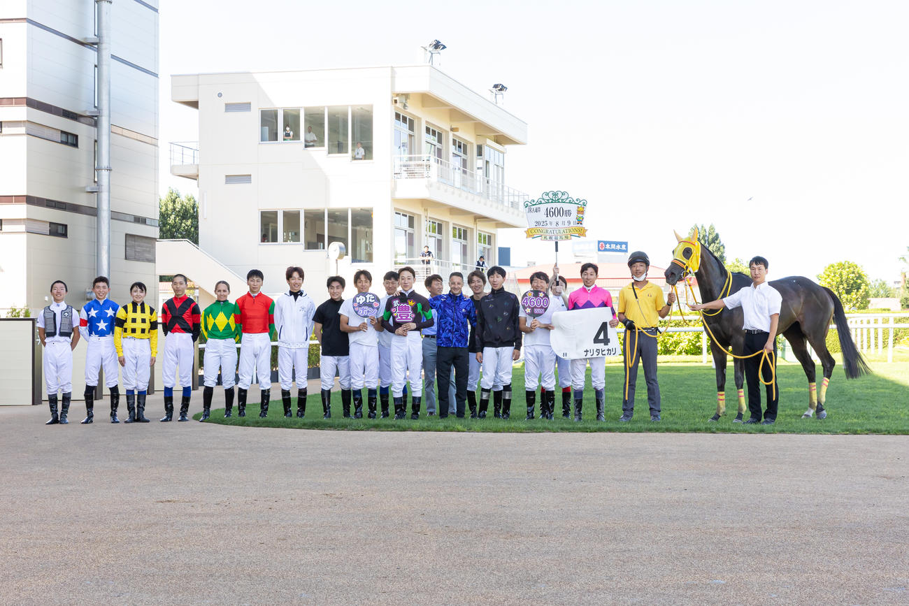 JRA通算4600勝を達成し多くの騎手仲間と口取り写真撮影をする武豊騎手（撮影・村野早祐）