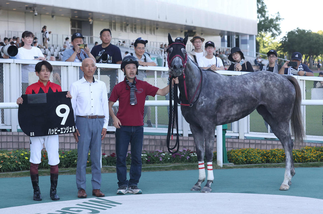 新潟8R、ダリア賞を逃げ切ったハッピーエンジェルの口取りをする三浦騎手と武市師（撮影・丹羽敏通）