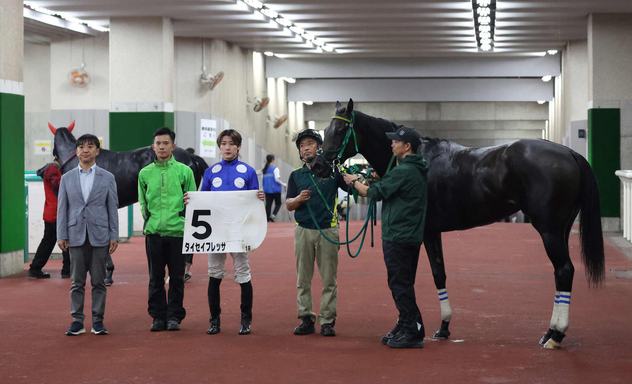 新潟1R、2歳未勝利戦を制したタイセイフレッサの口取りをする斎藤誠師と斎藤騎手（撮影・丹羽敏通）