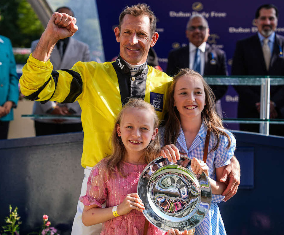 シルバーサドル賞に輝いたヒュー・ボウマン騎手と娘たち（C）Ascot　Racecourse，Megan　Coggin