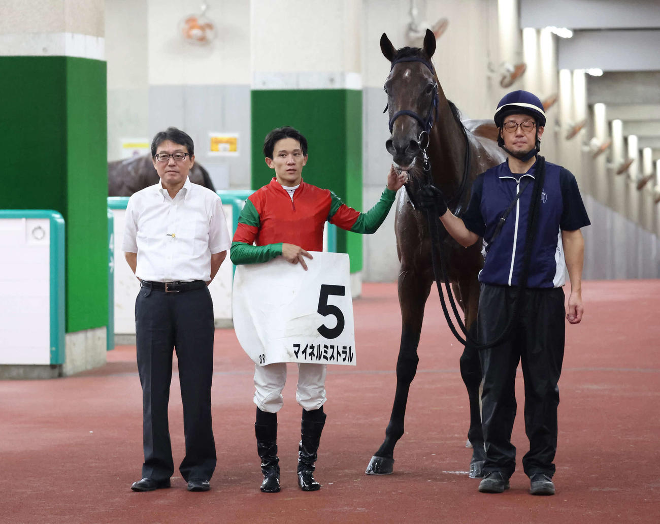 新潟3R、2歳新馬戦を制したマイネルミストラルの口取りをする萱野師と石川騎手（撮影・丹羽敏通）