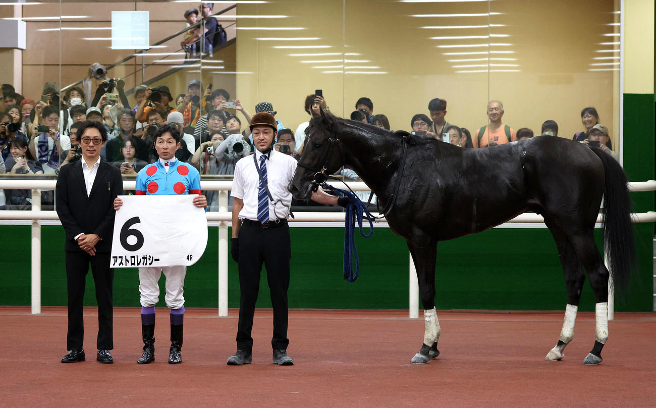 中京4R、新馬戦を制したアストロレガシーと口取りに並ぶ武豊騎手（中央）（撮影・白石智彦）